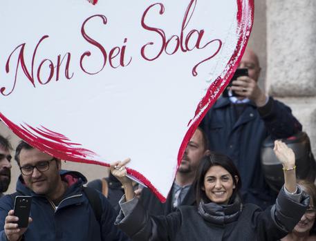 Il sindaco di Roma Virginia Raggi durante un incontro con gli attivisti del M5S in Piazza del Campidoglio
